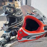 casco da moto nero e da enduro mtb rosso e bianco
