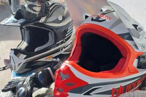 casco da moto nero e da enduro mtb rosso e bianco