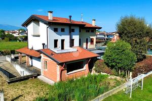 PORZIONE DI BIFAMILIARE A TEZZE SUL BRENTA