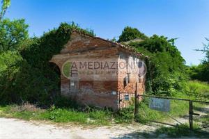 Rustico / Casale di 649 m² con più di 5 locali a V