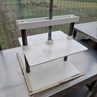 Pressa in acciaio per riparare attrezzi da giardin