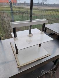 Pressa in acciaio per riparare attrezzi da giardin