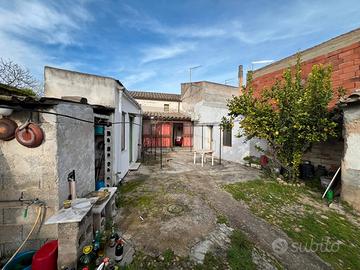 Casa campidanese con ampio cortile privato