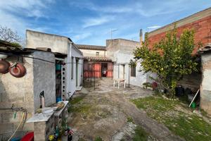 Casa campidanese con ampio cortile privato