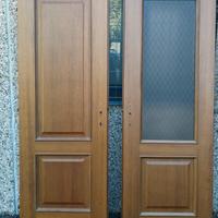 Porta in legno con maniglia e telaio