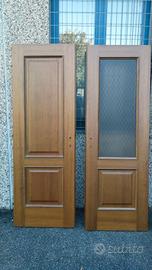 Porta in legno con maniglia e telaio