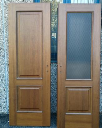 Porta in legno con maniglia e telaio
