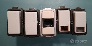 Cinque dispositivi BTicino 