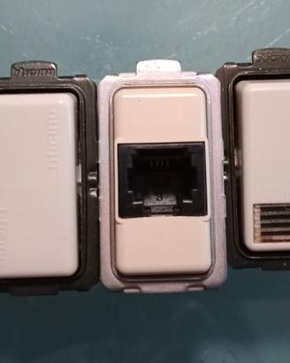 Cinque dispositivi BTicino 