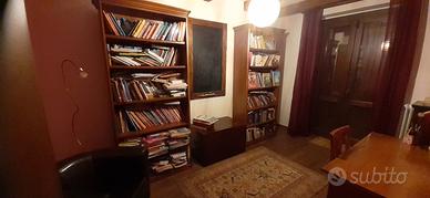 2 librerie grandi con scrivania e sedia