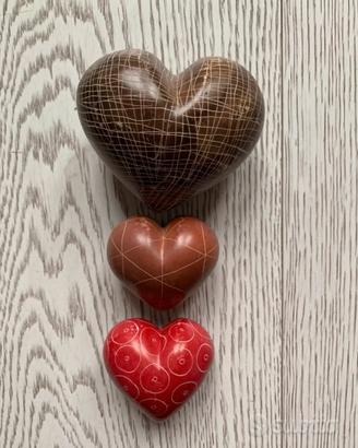 3 Sassi a forma di cuore dipinti a mano