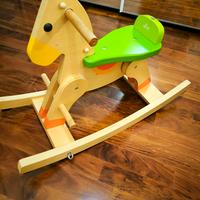 Cavallino a dondolo in legno – Bambini 1–3 anni