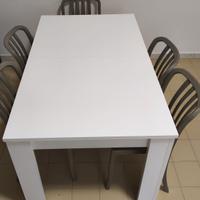 Tavolo bianco allungabile e sedie