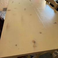 Tavoli in legno e sedie – in stato ottimale