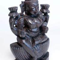 Manufatto in legno di una divinità orientale