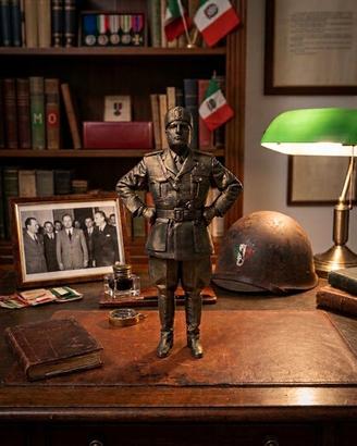 Statuetta Benito Mussolini in uniforme – scultura