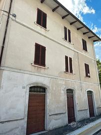 Palazzina (2 appartamenti + fondi + terreno)