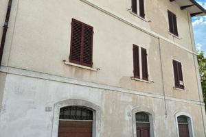 Palazzina (2 appartamenti + fondi + terreno)