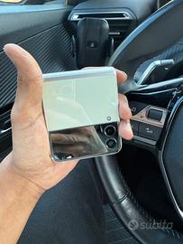 Samsung Galaxy Z Flip3