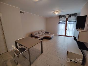 Ampio trivano al secondo piano con posto auto cope