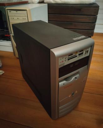 Computer PC fisso vecchio
