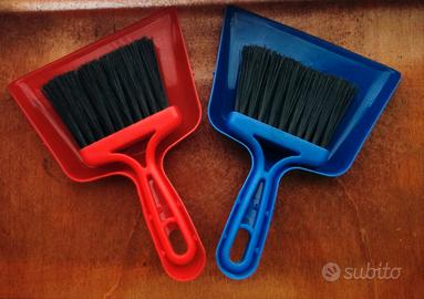 DUE PALETTE IN PLASTICA CON SCOPINO