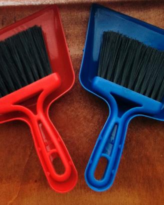 DUE PALETTE IN PLASTICA CON SCOPINO