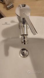 Coppia di sanitari wc e bidet con miscelatore