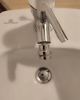 Coppia di sanitari wc e bidet con miscelatore