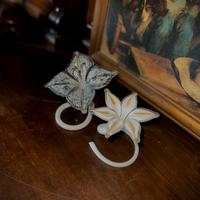 Coppia di decorazioni in vetro con fiori