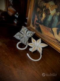 Coppia di decorazioni in vetro con fiori