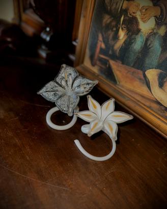 Coppia di decorazioni in vetro con fiori