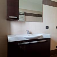 Mobiletto bagno in legno + specchio rettangolare