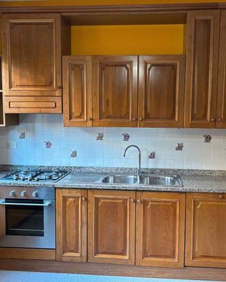 Cucina in legno massello completa