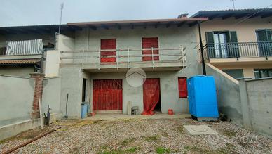 VILLA A SCHIERA A VILLAFRANCA PIEMONTE