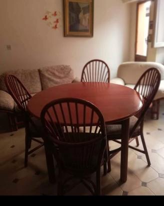 Tavolo allungabile con 4 sedie ciliegio e rattan