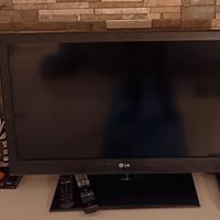 Televisore LCD marca LG con decoder esterno