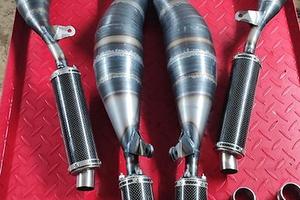 Suzuki RG 500: espansioni, cilindri e puntale