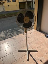 Ventilatore con supporto da terra