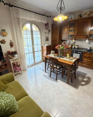 Cucina completa in legno pronta + set da 7 porte p