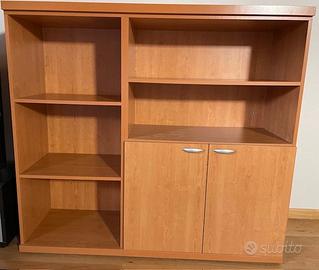 Libreria color ciliegio con ripiani e 2 ante