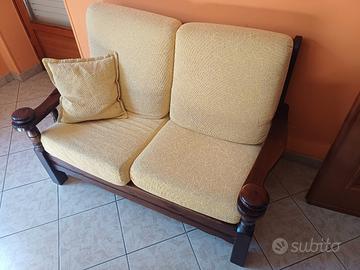 Divano piccolo legno e cuscini