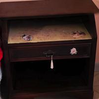 COMODINI DI LEGNO MASSELLO TAMBURRATO CON SPALLIER