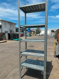 Scaffalatura leggera con ripiani