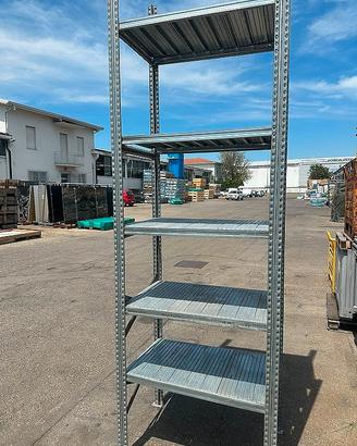 Scaffalatura leggera con ripiani