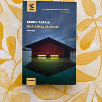 Libro Qualcosa la Fuori