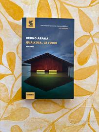 Libro Qualcosa la Fuori