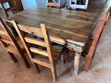 Tavolo con sedie in legno