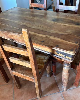 Tavolo con sedie in legno