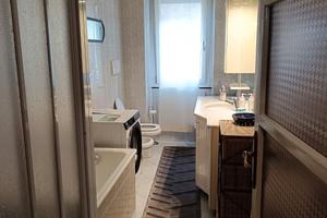 Stanza con letto matrimoniale disponibile
